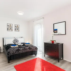 New Blue Danube With Balcony And Parking Appartamento